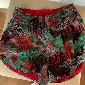 Lululemon reversible running shorts size 4